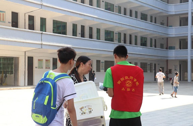 迎新志愿者无私奉献 热忱服务新生及家长