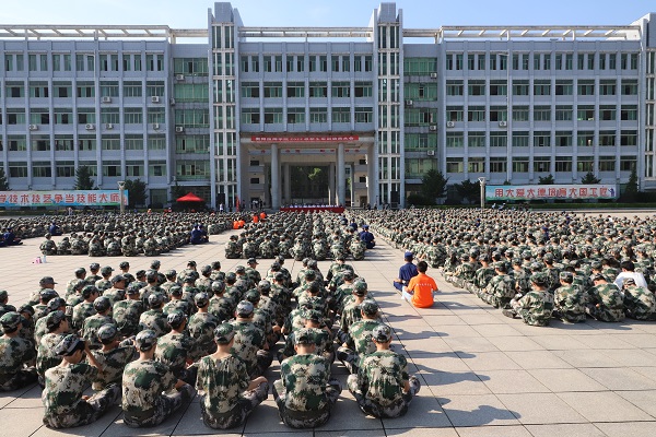 衡阳技师学院2022年新生军训动员大会暨授旗仪式圆满举行